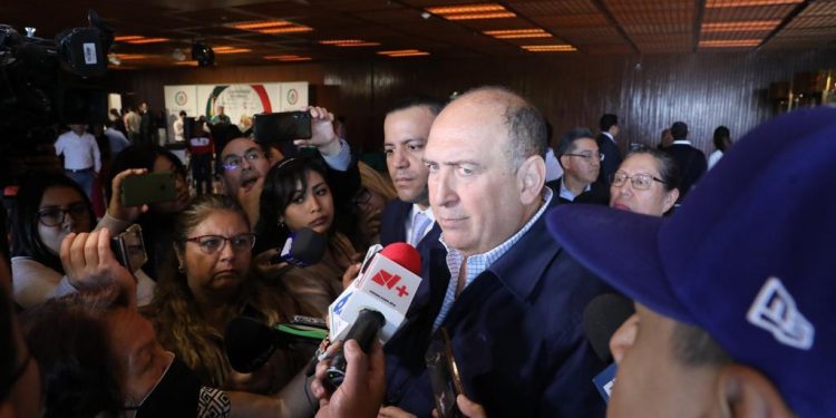 Diputado  Rubén Moreira Valdez habla ante medios de comunicación, lo mal que le esta iendo a México con AMLO