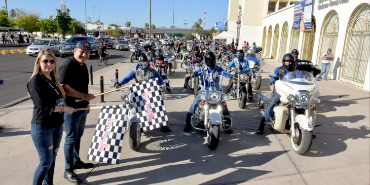 Con banderazo de Toño Astiazarán salen motociclistas de la Jauría hacia Kino Fest
