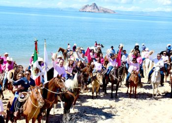 Encabezan Toño Astiazarán y Patty Ruibal Cabalgata contra el Cáncer en Kino Fest
