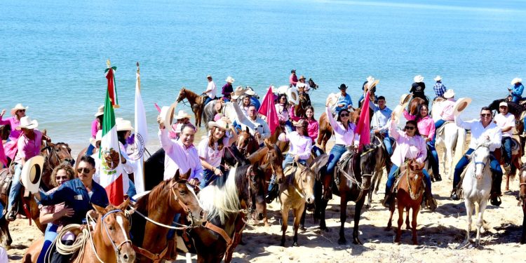 Encabezan Toño Astiazarán y Patty Ruibal Cabalgata contra el Cáncer en Kino Fest