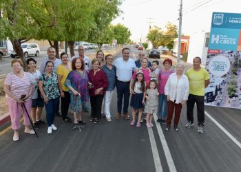 Entrega Toño Astiazarán recarpeteo en calle 14 de Abril