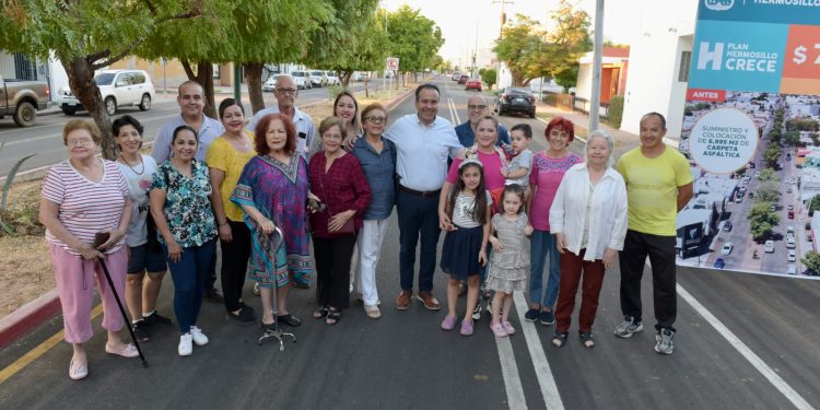 Entrega Toño Astiazarán recarpeteo en calle 14 de Abril