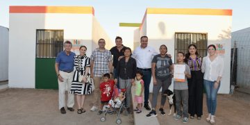 Entrega Toño Astiazarán vivienda recuperada a dos familias más