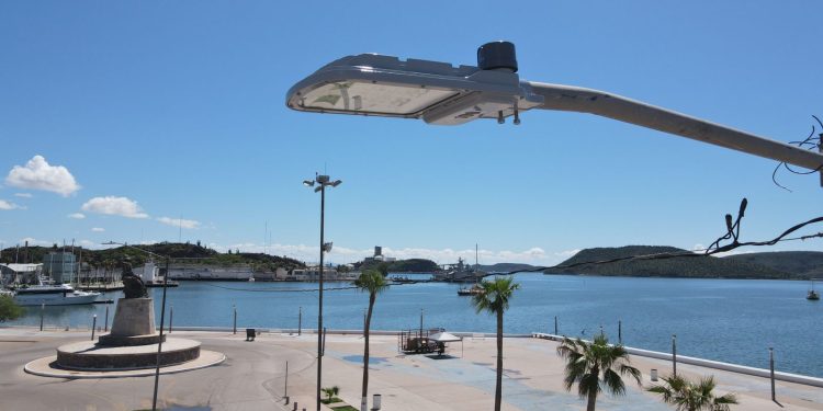 Mantiene Ayuntamiento de Guaymas trabajos de mejora en el alumbrado público