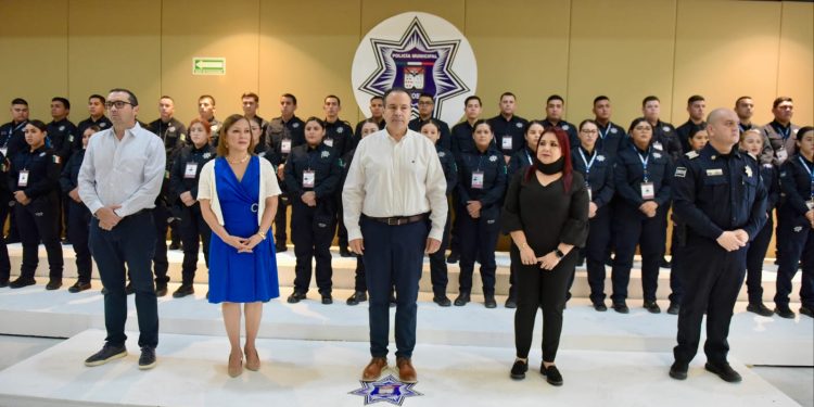 Da Toño Astiazarán bienvenida a 57 policías municipales y premia buen desempeño