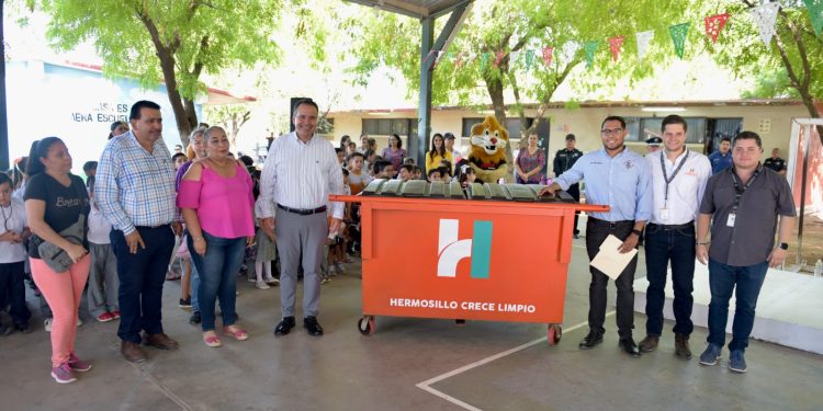 Inicia Toño Astiazarán “Reciclase” en primaria Socorro Berumen