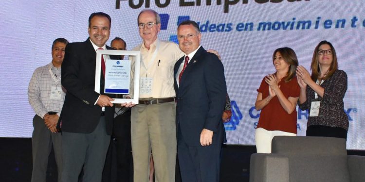 Entrega Toño Astiazarán reconocimiento a Héctor Seldner Lizárraga