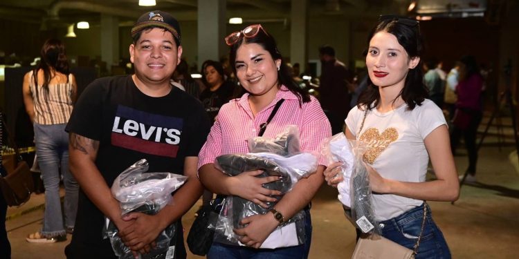 Inicia Gobierno de Sonora con gran éxito segunda etapa de distribución de uniformes escolares