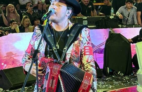 Grupo Edición Especial pone a vibrar el palenque de Culiacán