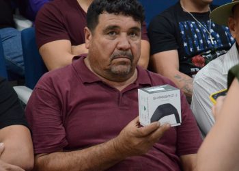 Sagarhpa entregan brazaletes anti tiburón a buzos y pescadores de Puerto Peñasco