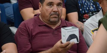 Sagarhpa entregan brazaletes anti tiburón a buzos y pescadores de Puerto Peñasco