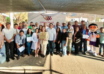 Recibe Ayuntamiento de Guaymas placa alusiva a la campaña “Crear salud desde los municipios”.