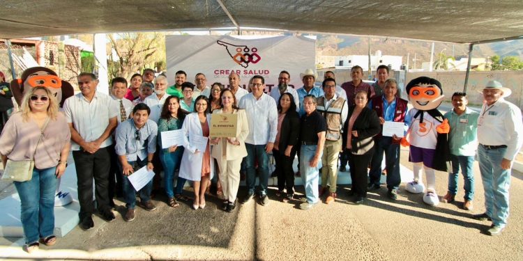 Recibe Ayuntamiento de Guaymas placa alusiva a la campaña “Crear salud desde los municipios”.