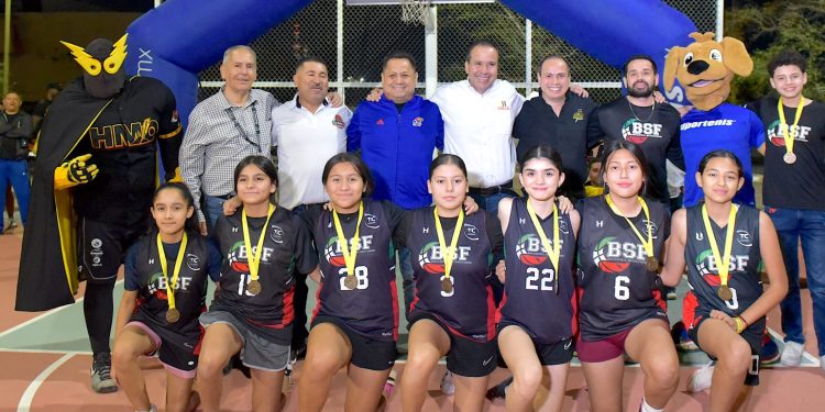 Premia Toño Astiazarán a deportistas de la 11va edición de la Liga de Desarrollo Municipal