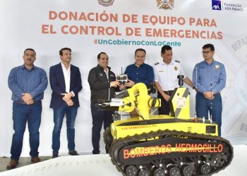 Da Toño Astiazarán bienvenida a SERI, robot para extinción de incendios