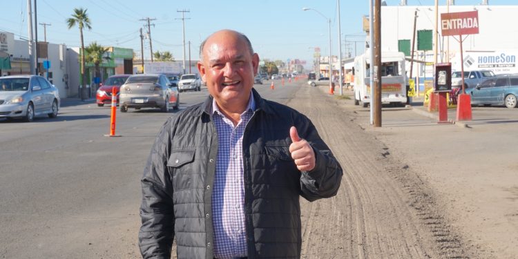 Inicia Santos González el recarpeteo de calzada Constitución