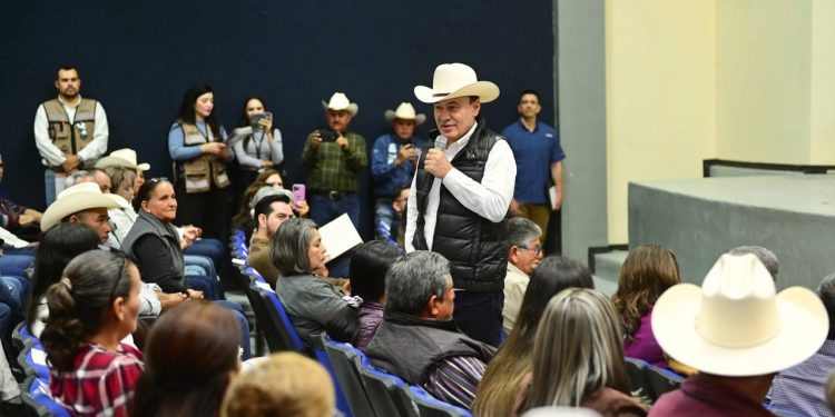 Beneficia gobernador Durazo a familias de Sahuaripa con certeza jurídica, becas e infraestructura deportiva