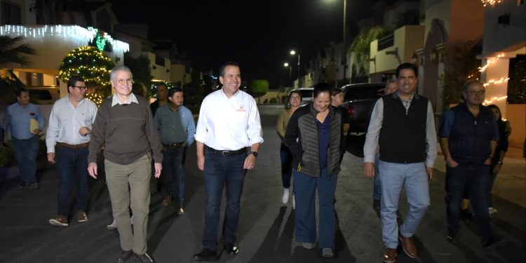 Revisa Toño Astiazarán avance de recarpeteo en Salvatierra