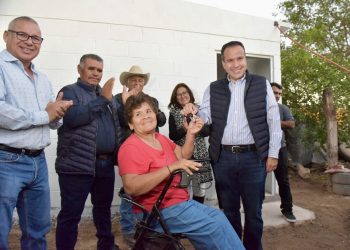 Entrega Toño Astiazarán a dos familias en el ejido La Victoria.