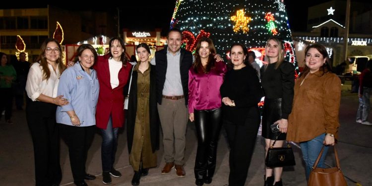 Activan Toño Astiazarán y Patty Ruibal Villa Navideña y árbol navideño en la Plaza Alonso Vidal