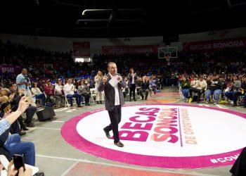 Entrega gobernador Alfonso Durazo más de cuatro mil becas a estudiantes universitarios