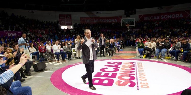 Entrega gobernador Alfonso Durazo más de cuatro mil becas a estudiantes universitarios