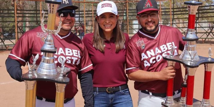 Inaugura Anabel Acosta liga municipal de béisbol con un Home Run