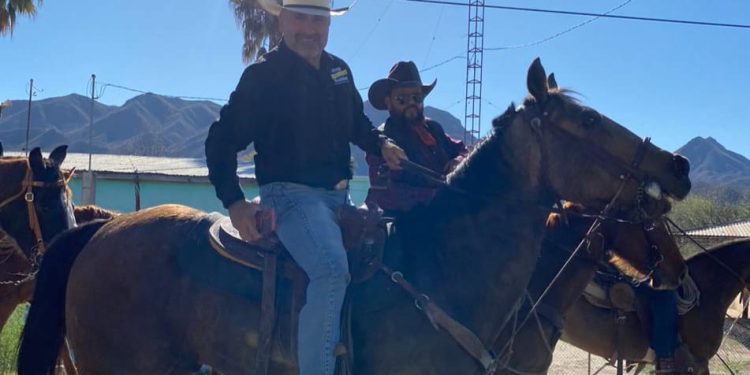 Participa “El Máster” Dagnino en cabalgata tradicional de El Molinote a San  José de Baviácora