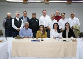 Escucha “El Borrego” Gándara a médicos y enfermeras