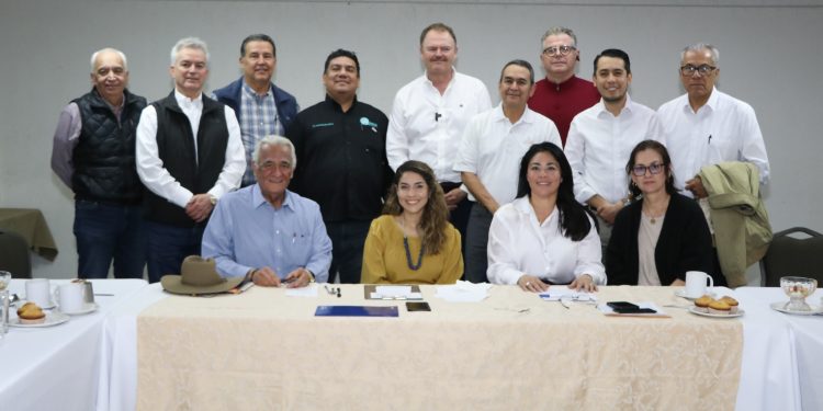 Escucha “El Borrego” Gándara a médicos y enfermeras