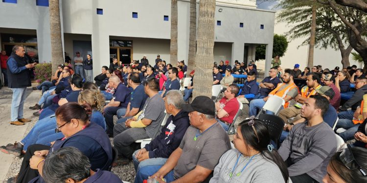 Trabajadores de la CTM de Santa Ana, se reúnen a dialogar con Beltrones