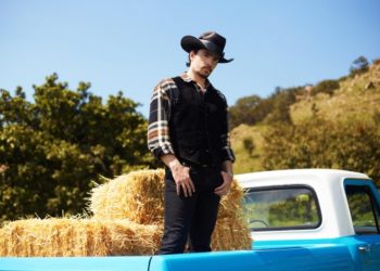 Alex Fernández le canta al desamor en “Para proteger mi corazón”