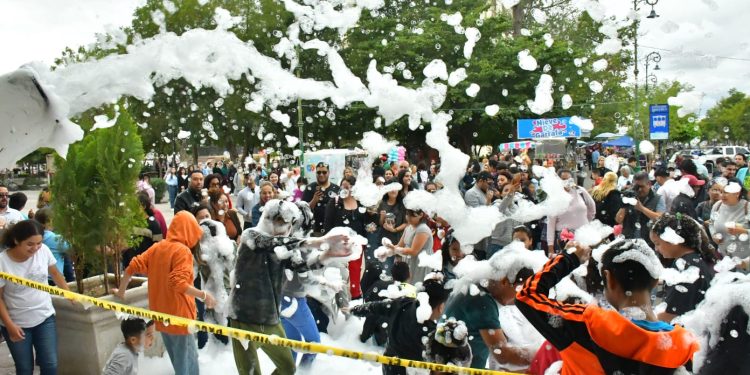 Disfrutan familias fiesta de espuma en la Víactiva