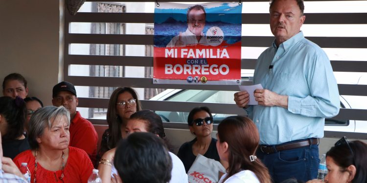 “El Borrego” Gándara visita a su gente, en la colonia Las Lomas