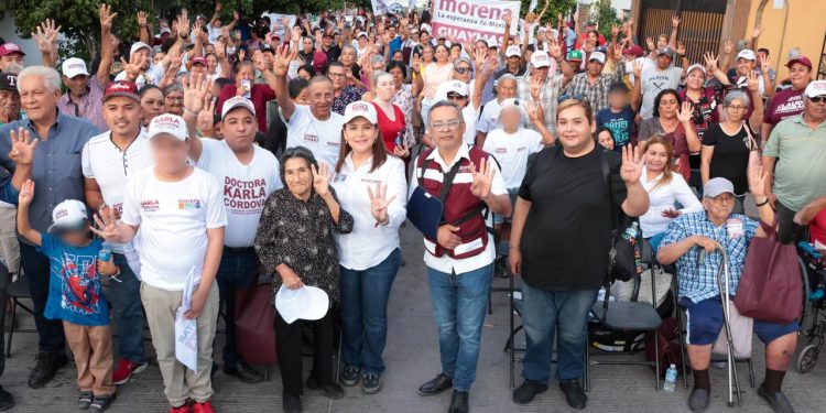 Continúa la candidata a la presidencia municipal la doctora Karla Córdova González visitando las colonias de Guaymas.