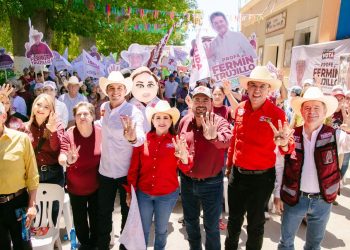 Ciudadanos de  Ures van con Celida y Froylán
