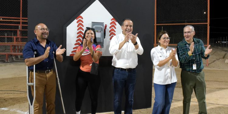Entrega Toño Astiazarán iluminación de campo de béisbol en Bahía de Kino