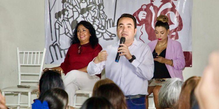 Heriberto Aguilar reafirma compromiso con la cuarta transformación en asamblea en Etchojoa
