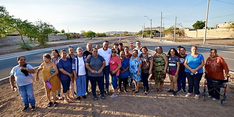 Entrega Toño Astiazarán tercera etapa de pavimentación de bulevar Las Quintas