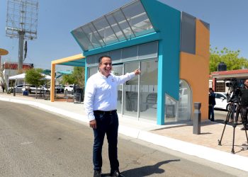 Supervisa Toño Astiazarán prototipo de parada de transporte público