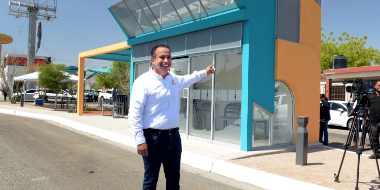 Supervisa Toño Astiazarán prototipo de parada de transporte público