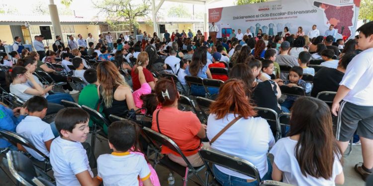 Cumple Gobernador Durazo con entrega de uniformes escolares gratuitos en 68 municipios de la entidad