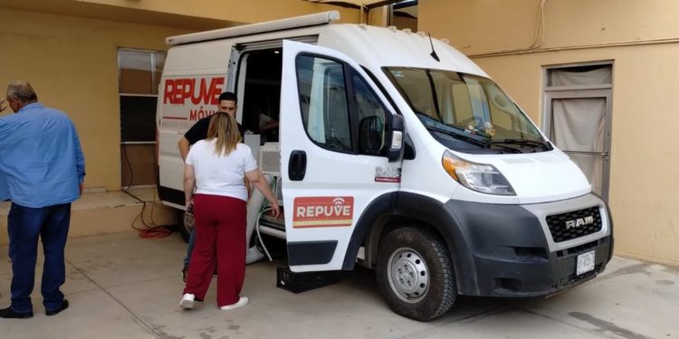 Acerca SSP servicio a población de Altar para regularizar vehículos a través de módulo móvil