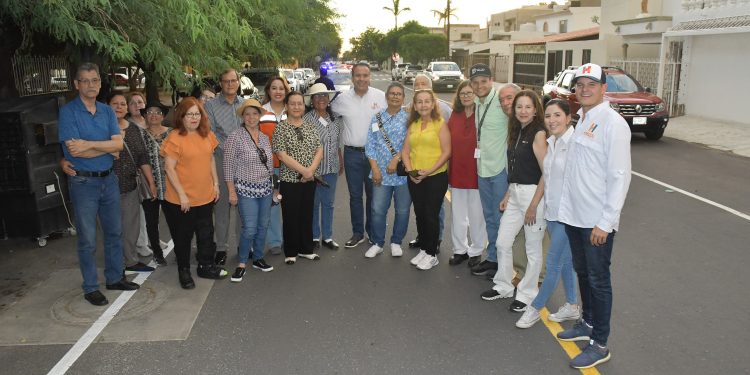 Entrega Toño Astiazarán rehabilitación de avenida Siete