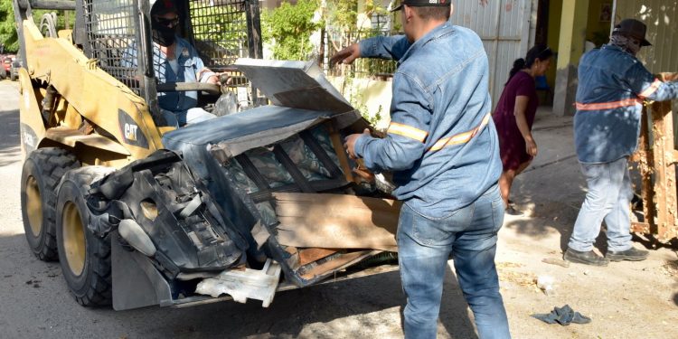Trabajadores del ayuntamiento recolectan más de 73 toneladas de descacharre en Colonia El Choyal