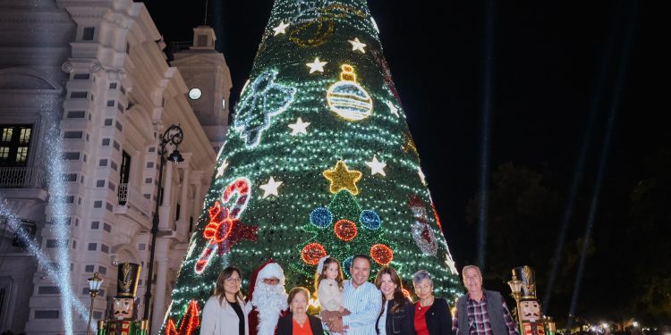 Alcalde Toño Astiazarán enciende el árbol navideño en la Plaza Zaragoza