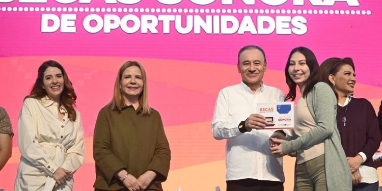 Disminuye Gobernador Durazo deserción escolar en Sonora con entrega de becas a estudiantes
