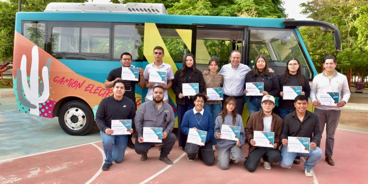 Estudiantes beneficiados cuidarán el correcto funcionamiento y transparencia del HBUS: Toño Astiazarán