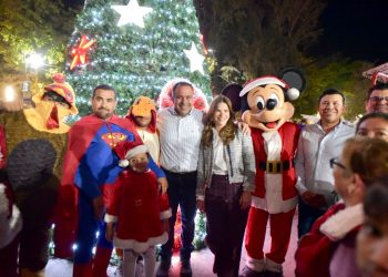 Encienden Toño Astiazarán y Patty Ruibal gran árbol navideño en Poblado Miguel Alemán