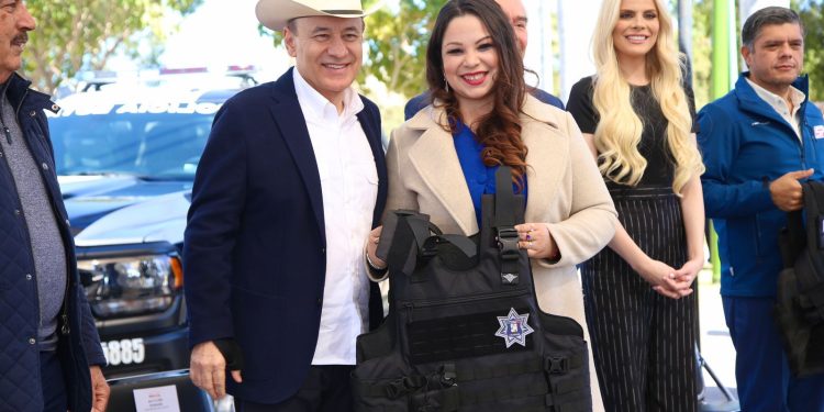 Gobernador Durazo entrega becas, patrullas y equipamiento de seguridad para el sur del estado